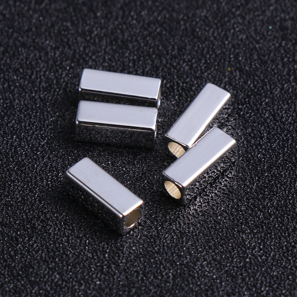 Jewelry Making Ideas With Beads - 50個入りチューブスペーサー、ジュエリー製作用、長方形中空銅ビーズ、DIYネックレス、ブレスレット、イヤリング、クラフトアクセサリー、ギフトアイデア