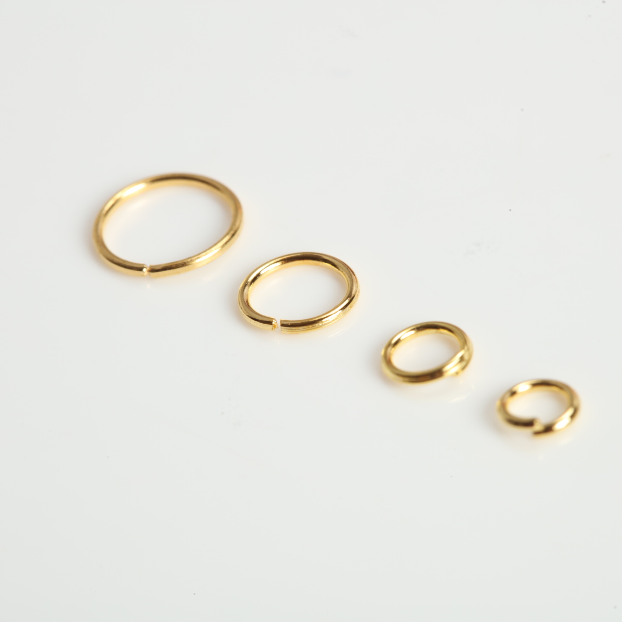 200～1600個入り ゴールドとシルバートーンの鉄製ジャン - Jewelry Making Loops のレビューと価格